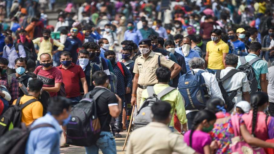 Migrant workers Mumbai Lokmanya Tilak Terminus Railway station to board trains to UP Bihar Jharkhand Migrant workers Mumbai Lokmanya Tilak Terminus Railway station to board trains to UP Bihar Jharkhand- India TV Hindi