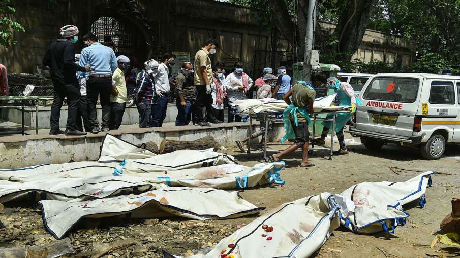 Coronavirus Hindu Muslim dead bodies exchanged हिंदू का शव दफना दिया और मृत मुस्लिम की जलने वाली थी Coronavirus Hindu Muslim dead bodies exchanged हिंदू का शव दफना दिया और मृत मुस्लिम की जलने वाली थी - India TV Hindi
