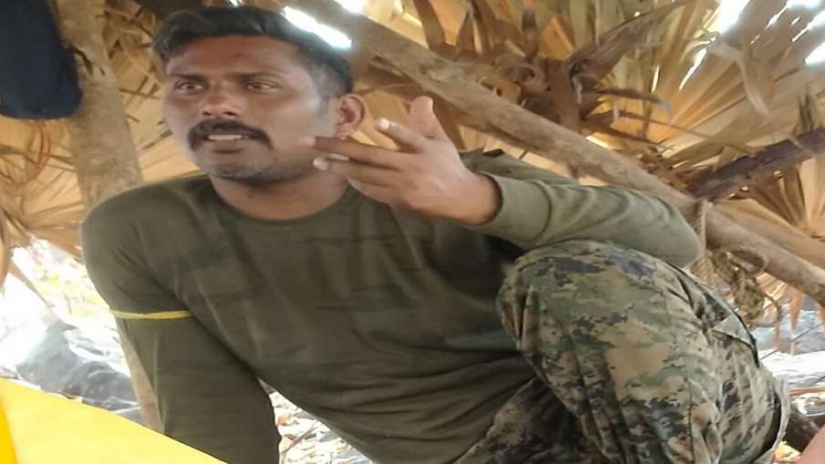 Naxals release picture of CRPF Cobra Commando Rakesh Singh नक्सलियों के जारी की अगवा कमांडो राकेश्वर Naxals release picture of CRPF Cobra Commando Rakesh Singh नक्सलियों के जारी की अगवा कमांडो राकेश्वर- India TV Hindi