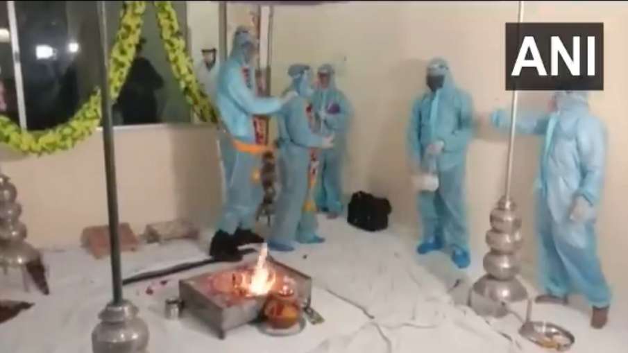Coronavirus Marriage couple tied knot wearing PPE Kits watch video शादी से पहले पॉजिटिव हो गया युवक, Coronavirus Marriage couple tied knot wearing PPE Kits watch video शादी से पहले पॉजिटिव हो गया युवक,- India TV Hindi
