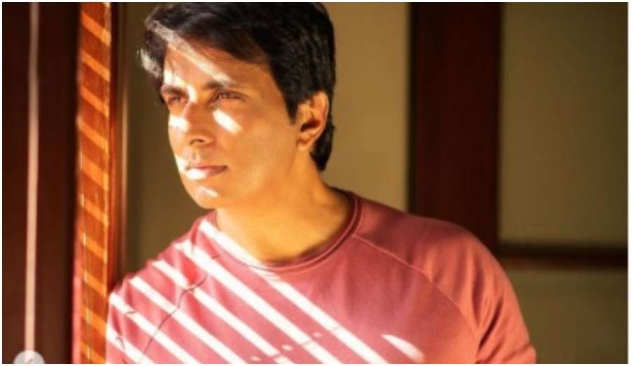 sonu sood shares video inbox flooded with help message sonu sood shares video inbox flooded with help message - India TV Hindi
