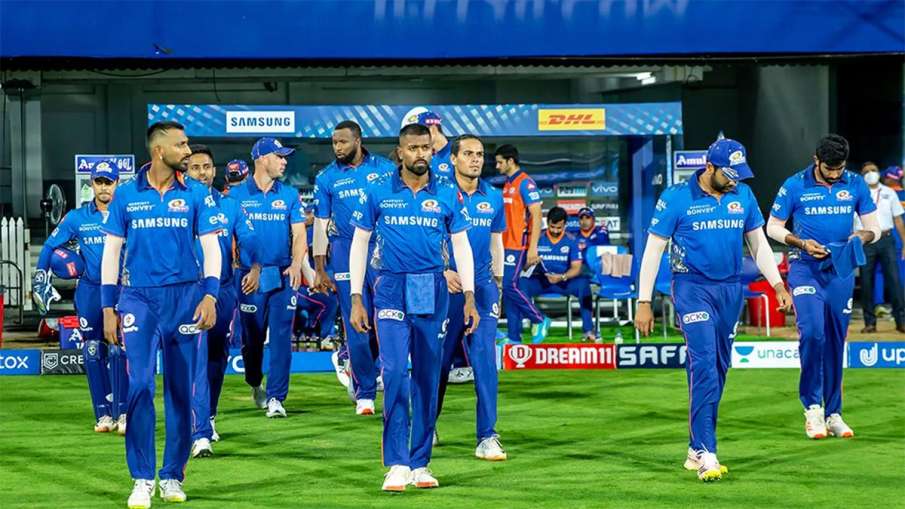 Hardik Pandya was seen battling against RCB due to a shoulder problem Hardik Pandya was seen battling against RCB due to a shoulder problem- India TV Hindi