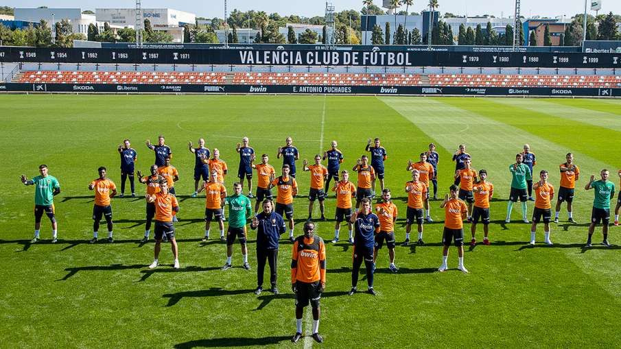 Valencia players off the field after racial remarks Valencia players off the field after racial remarks - India TV Hindi