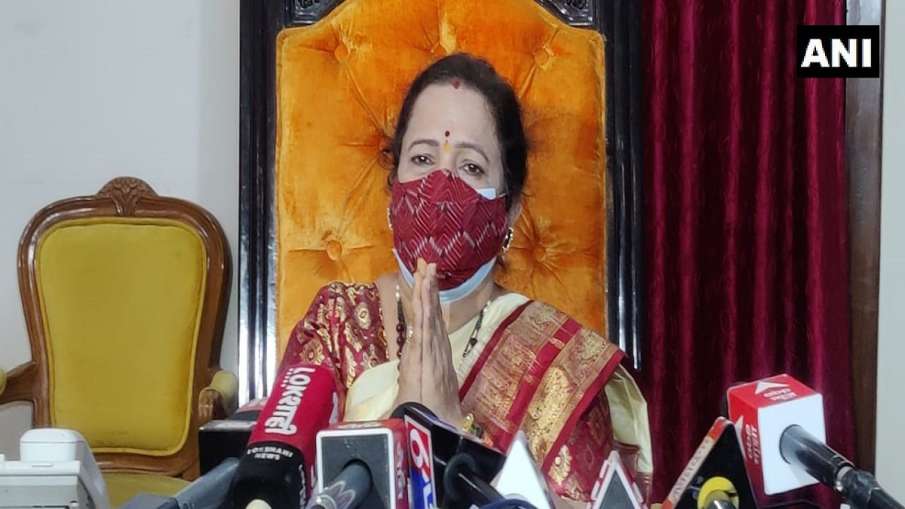 Mumbai mayor kishori pednekar requests with folded hands to wear double mask Coronavirus: हाथ जोड़कर Mumbai mayor kishori pednekar requests with folded hands to wear double mask Coronavirus: हाथ जोड़कर- India TV Hindi
