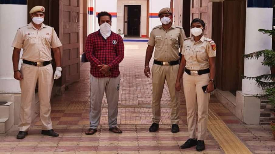बंटी-बबली चढ़े दिल्ली पुलिस के हत्थे, पीपी ज्वेलर्स को लगाया था 2.2 करोड़ का चूना बंटी-बबली चढ़े दिल्ली पुलिस के हत्थे, पीपी ज्वेलर्स को लगाया था 2.2 करोड़ का चूना - India TV Hindi