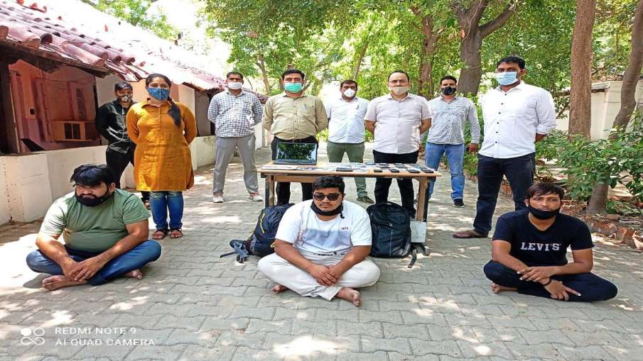 जमानत मिलने के बाद फरार हुए 3 'धोखेबाज' हुए गिरफ्तार, क्रेडिट कार्ड को लेकर ऐसे करते थे ठगी जमानत मिलने के बाद फरार हुए 3 'धोखेबाज' हुए गिरफ्तार, क्रेडिट कार्ड को लेकर ऐसे करते थे ठगी- India TV Hindi