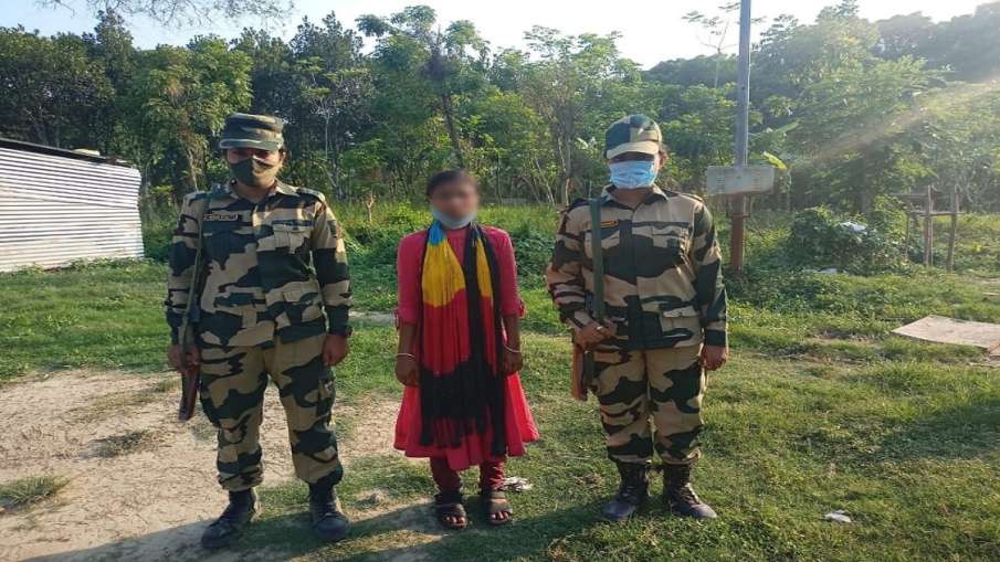 man sells wife and sister for 3 lakhs prostitution bangalesh india border bsf तीन लाख में बीबी और सा man sells wife and sister for 3 lakhs prostitution bangalesh india border bsf तीन लाख में बीबी और सा- India TV Hindi