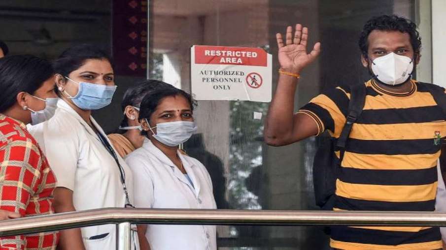 राहत: दिल्ली में लगातार घट रही कोरोना संक्रमण की दर, 24 घंटे में आए 946 नए मामले राहत: दिल्ली में लगातार घट रही कोरोना संक्रमण की दर, 24 घंटे में आए 946 नए मामले- India TV Hindi