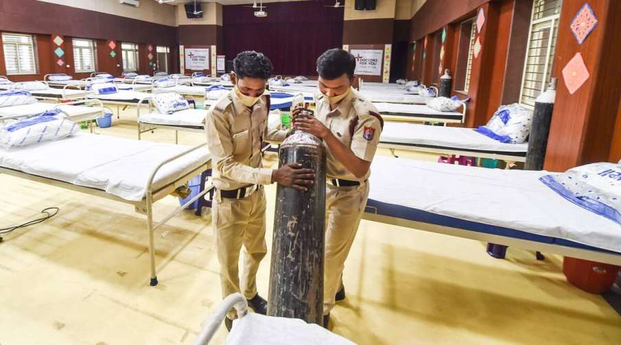Delhi hospitals scamper to refill oxygen stocks amid acute shortage Delhi hospitals scamper to refill oxygen stocks amid acute shortage- India TV Hindi