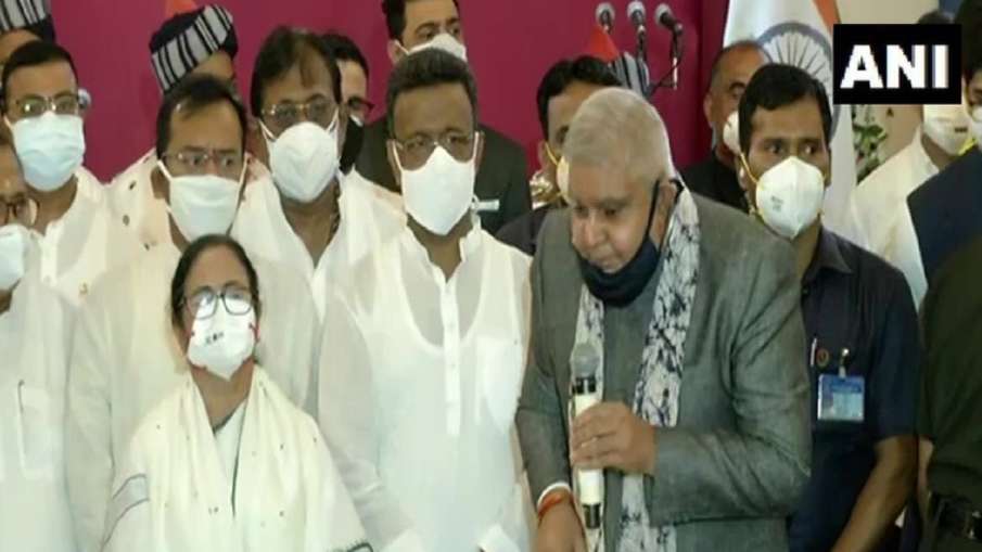 शपथग्रहण के बाद राज्यपाल ने ममता बनर्जी को कहा छोटी बहन, याद दिलाया राजधर्म शपथग्रहण के बाद राज्यपाल ने ममता बनर्जी को कहा छोटी बहन, याद दिलाया राजधर्म- India TV Hindi