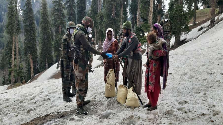 Kashmir Kishtawar Indian Army helps nomads J&K: किश्तवाड़ में सेना के जवानों ने 24 घंटे की चढ़ाई कर Kashmir Kishtawar Indian Army helps nomads J&K: किश्तवाड़ में सेना के जवानों ने 24 घंटे की चढ़ाई कर - India TV Hindi