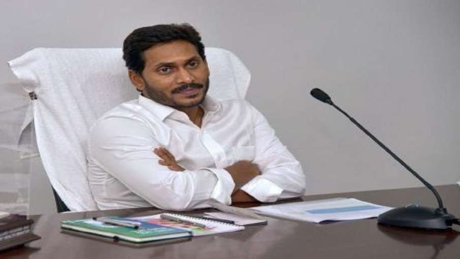 आंध्र प्रदेश सरकार ने आनंदैया की हर्बल दवा को दी हरी झंडी, कोविड रोगियों को दी जा सकती है आंध्र प्रदेश सरकार ने आनंदैया की हर्बल दवा को दी हरी झंडी, कोविड रोगियों को दी जा सकती है- India TV Hindi