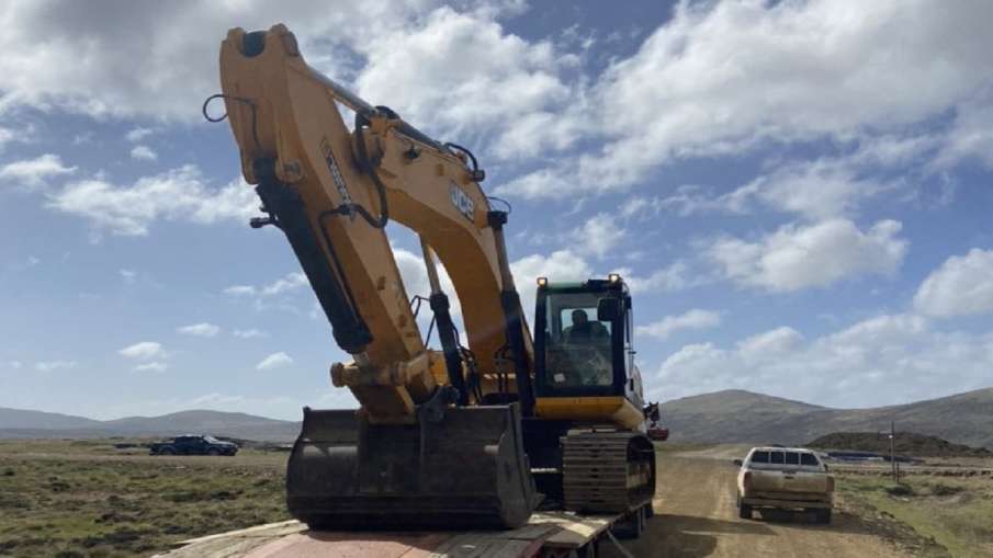 JCB Machine falls from mountain पहाड़ से 100 फीट गहरी खाई में गिरी जेसीबी मशीन... JCB Machine falls from mountain पहाड़ से 100 फीट गहरी खाई में गिरी जेसीबी मशीन...- India TV Hindi