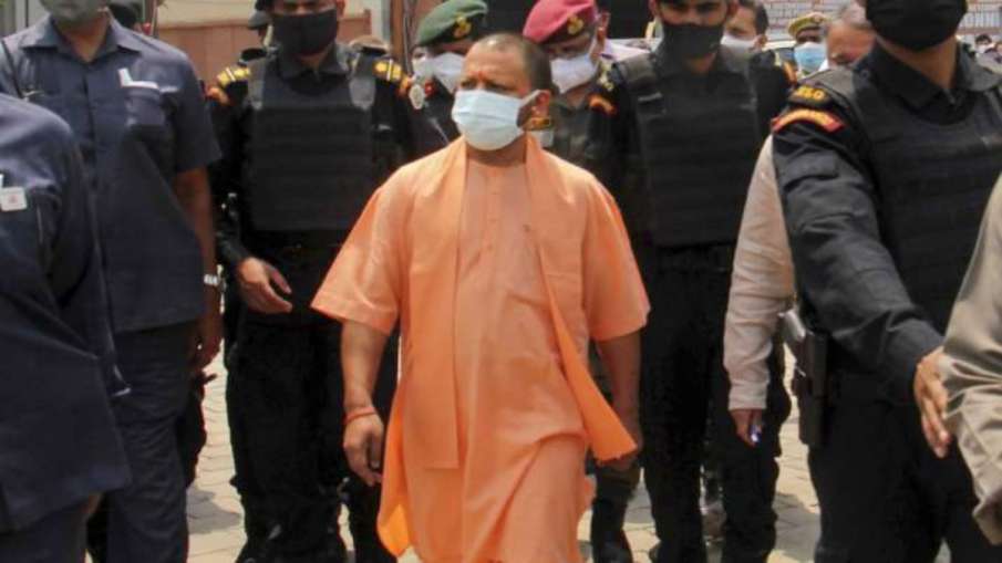 ...और जब सीधे कोरोना मरीज के घर जा पहुंचे CM योगी, पूछा- दवा मिली क्या? ...और जब सीधे कोरोना मरीज के घर जा पहुंचे CM योगी, पूछा- दवा मिली क्या?- India TV Hindi