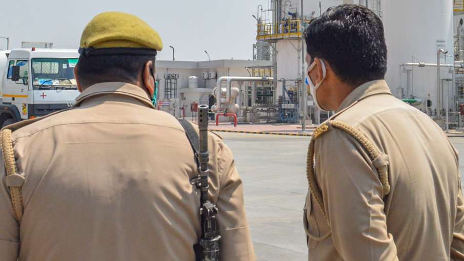 नोएडा में 182 पुलिसकर्मियों को हुआ कोरोना, वैक्सीन की दूसरी डोज के लिए भटक रहे लोग नोएडा में 182 पुलिसकर्मियों को हुआ कोरोना, वैक्सीन की दूसरी डोज के लिए भटक रहे लोग- India TV Hindi