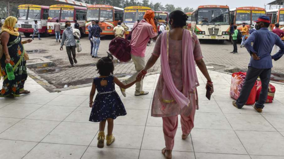 लॉकडाउन के पहले 4 हफ्तों में 8 लाख से ज्यादा प्रवासियों ने छोड़ी दिल्ली, सरकारी रिपोर्ट से खुलासा लॉकडाउन के पहले 4 हफ्तों में 8 लाख से ज्यादा प्रवासियों ने छोड़ी दिल्ली, सरकारी रिपोर्ट से खुलासा- India TV Hindi