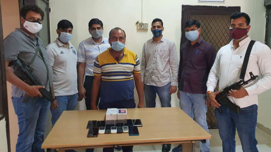 भाई और भाभी पुलिस में हैं, पिता सरकारी टीचर थे...फिर भी 300 से ज्यादा लोगों को ठगा भाई और भाभी पुलिस में हैं, पिता सरकारी टीचर थे...फिर भी 300 से ज्यादा लोगों को ठगा- India TV Hindi