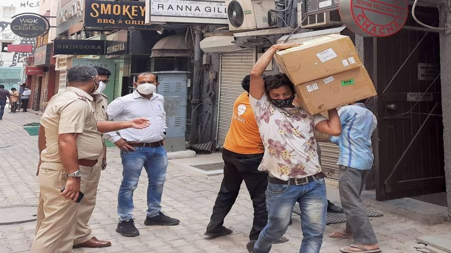 Police personnel during a raid at Khan Chacha restaurant, in which boxes of oxygen concentrators wer Police personnel during a raid at Khan Chacha restaurant, in which boxes of oxygen concentrators wer- India TV Hindi
