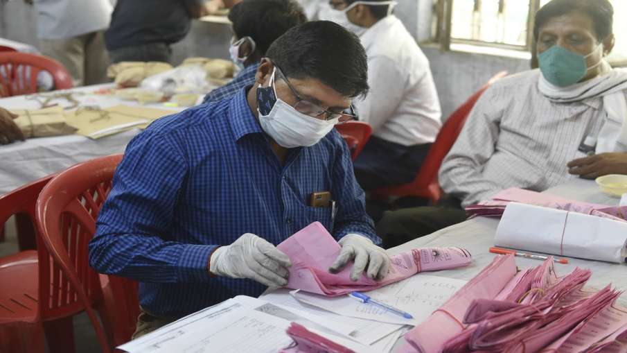 Polling officer counting Panchayat Election Ballots at... Polling officer counting Panchayat Election Ballots at...- India TV Hindi