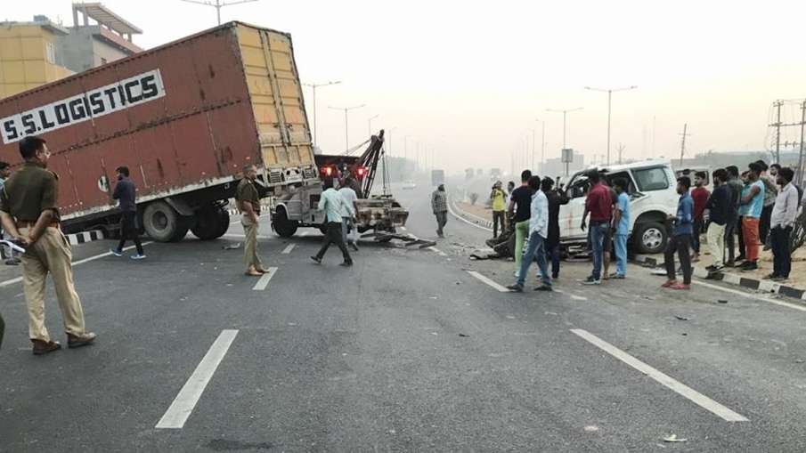 keshav prasad maurya security vehicle accident 3 policeman injured उप मुख्यमंत्री केशव प्रसाद मौर्य keshav prasad maurya security vehicle accident 3 policeman injured उप मुख्यमंत्री केशव प्रसाद मौर्य - India TV Hindi