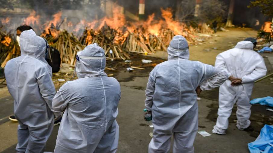 Girl jumps into burning pyre of her father after his death due to covid कोरोना वायरस से पिता की मौत Girl jumps into burning pyre of her father after his death due to covid कोरोना वायरस से पिता की मौत - India TV Hindi