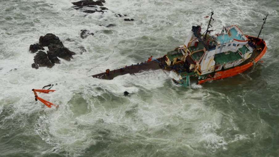 Cyclone Tauktae 26 still missing Indian navy operation continues चक्रवात: 26 लोग अब भी लापता; नौसेना Cyclone Tauktae 26 still missing Indian navy operation continues चक्रवात: 26 लोग अब भी लापता; नौसेना- India TV Hindi