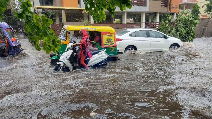 Heavy rain predicted in Delhi NCR IMD orange alert cyclone Tauktae आज दिल्ली NCR में दिखाई देगा 'टाउ Heavy rain predicted in Delhi NCR IMD orange alert cyclone Tauktae आज दिल्ली NCR में दिखाई देगा 'टाउ- India TV Hindi