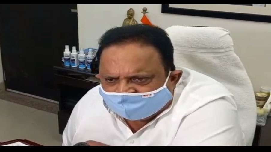 राजस्थान वैक्सीनेशन: मंत्री ने उठाए सवाल, खर्च राज्य का फिर लाभार्थी के सर्टिफिकेट पर पीएम की फोटो क राजस्थान वैक्सीनेशन: मंत्री ने उठाए सवाल, खर्च राज्य का फिर लाभार्थी के सर्टिफिकेट पर पीएम की फोटो क- India TV Hindi