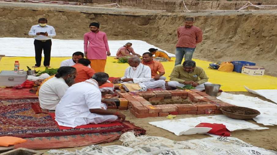 गर्भगृह के स्थान पर कूर्म शिला स्थापना का कार्य शास्त्रोक्त विधि से हुआ सम्पन्न गर्भगृह के स्थान पर कूर्म शिला स्थापना का कार्य शास्त्रोक्त विधि से हुआ सम्पन्न- India TV Hindi