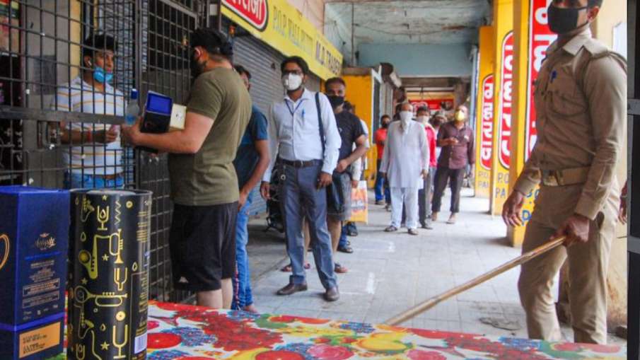 यहां हफ्ते में 3 दिन खुलेंगी शराब की दुकानें, कई जिलों में जारी रहेगा साप्ताहिक कर्फ्यू यहां हफ्ते में 3 दिन खुलेंगी शराब की दुकानें, कई जिलों में जारी रहेगा साप्ताहिक कर्फ्यू- India TV Hindi