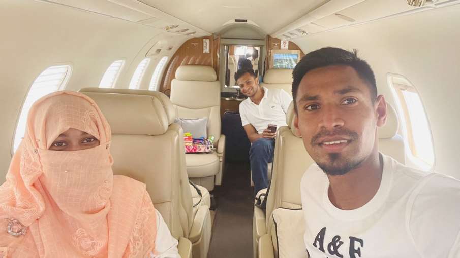 Shakib Al Hasan and Mustafizur Rahman Reach Bangladesh by Charter Flight Shakib Al Hasan and Mustafizur Rahman Reach Bangladesh by Charter Flight- India TV Hindi