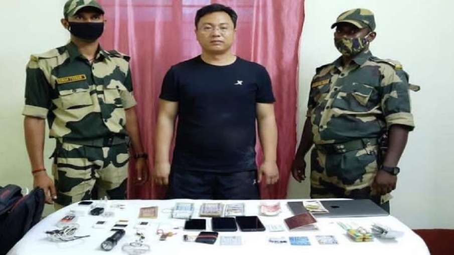 BSF ने भारत से अंडर गारमेंट में छिपाकर 1,300 सिम की तस्करी करने वाले चीनी नागरिक को गिरफ्तार किया BSF ने भारत से अंडर गारमेंट में छिपाकर 1,300 सिम की तस्करी करने वाले चीनी नागरिक को गिरफ्तार किया- India TV Hindi