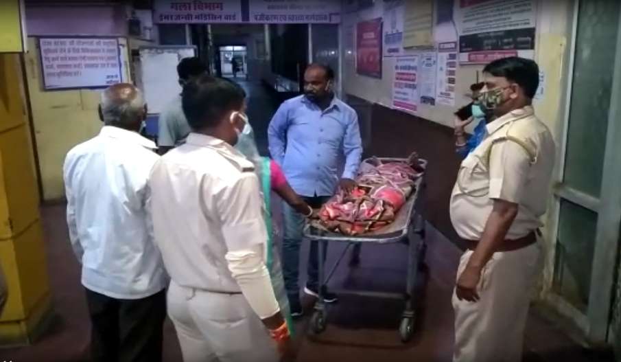 कुल्हाड़ी से काटी पत्नी की गर्दन, थाने में जाकर बोला-मैंने बीवी को मार डाला कुल्हाड़ी से काटी पत्नी की गर्दन, थाने में जाकर बोला-मैंने बीवी को मार डाला- India TV Hindi