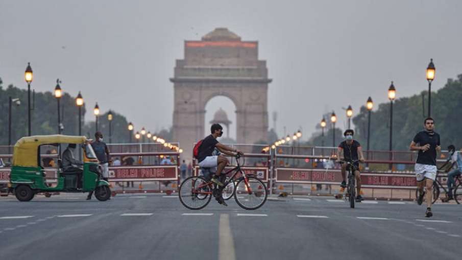 दिल्ली में कोविड-19 नियमों का पालन सुनिश्चित करने के लिए पुलिस, प्रशासन ने टीमें तैनात की दिल्ली में कोविड-19 नियमों का पालन सुनिश्चित करने के लिए पुलिस, प्रशासन ने टीमें तैनात की- India TV Hindi
