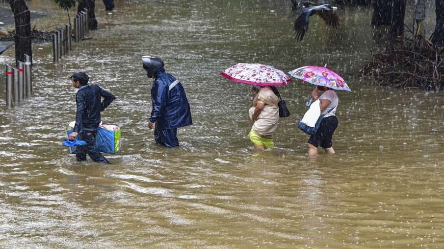 दो दिनों तक लगातार बारिश के बाद मुंबई वासियों को मिली थोड़ी राहत दो दिनों तक लगातार बारिश के बाद मुंबई वासियों को मिली थोड़ी राहत- India TV Hindi