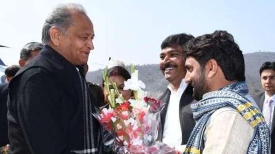 सीएम अशोक गहलोत के साथ विधायक संदीप यादव सीएम अशोक गहलोत के साथ विधायक संदीप यादव- India TV Hindi