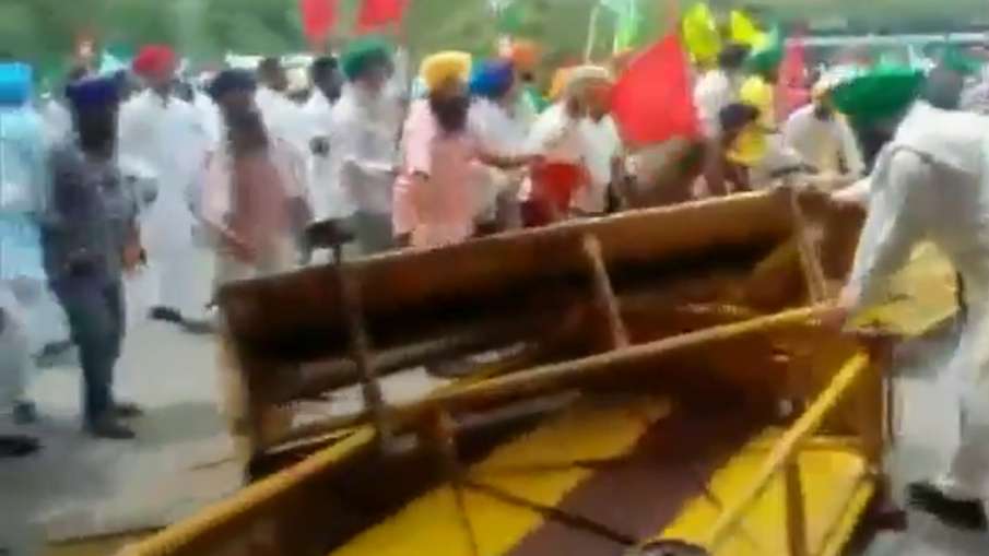 आंदोलन के 7 महीने पूरे होने पर किसानों ने तोड़े बैरिकेड, मनाने में प्रशासन के छूटे पसीने- India TV Hindi