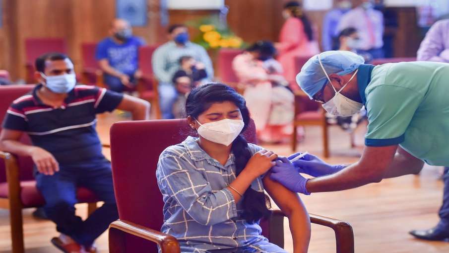 Congress attacks modi govt for covid vaccination केंद्र की ढुलमुल नीति से टीकाकरण अधर में, मुफ्त में Congress attacks modi govt for covid vaccination केंद्र की ढुलमुल नीति से टीकाकरण अधर में, मुफ्त में- India TV Hindi