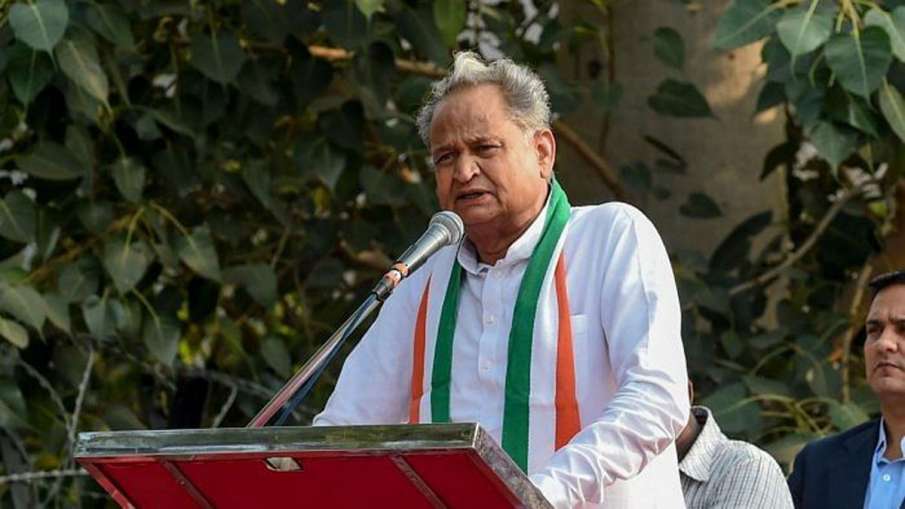 अशोक गहलोत ने खुदरा व थोक व्यापार को MSME श्रेणी में लाने के फैसले पर व्यापार संगठनों को बधाई दी अशोक गहलोत ने खुदरा व थोक व्यापार को MSME श्रेणी में लाने के फैसले पर व्यापार संगठनों को बधाई दी- India TV Paisa