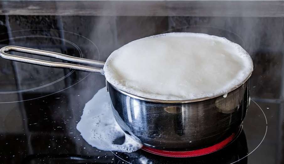Kitchen Hacks: नजर हटाते ही उबल जाता है दूध जो जरूर अपनाएं ये सिंपल टिप्स Kitchen Hacks: नजर हटाते ही उबल जाता है दूध जो जरूर अपनाएं ये सिंपल टिप्स - India TV Hindi