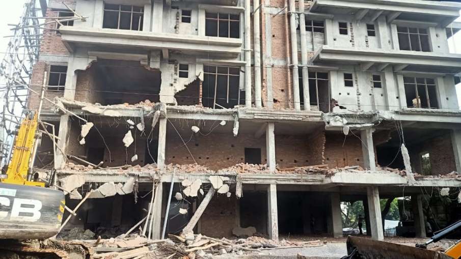 illegal construction in ASI area lucknow administration takes action लखनऊ: ASI के दो नोटिसों के बावज illegal construction in ASI area lucknow administration takes action लखनऊ: ASI के दो नोटिसों के बावज- India TV Hindi
