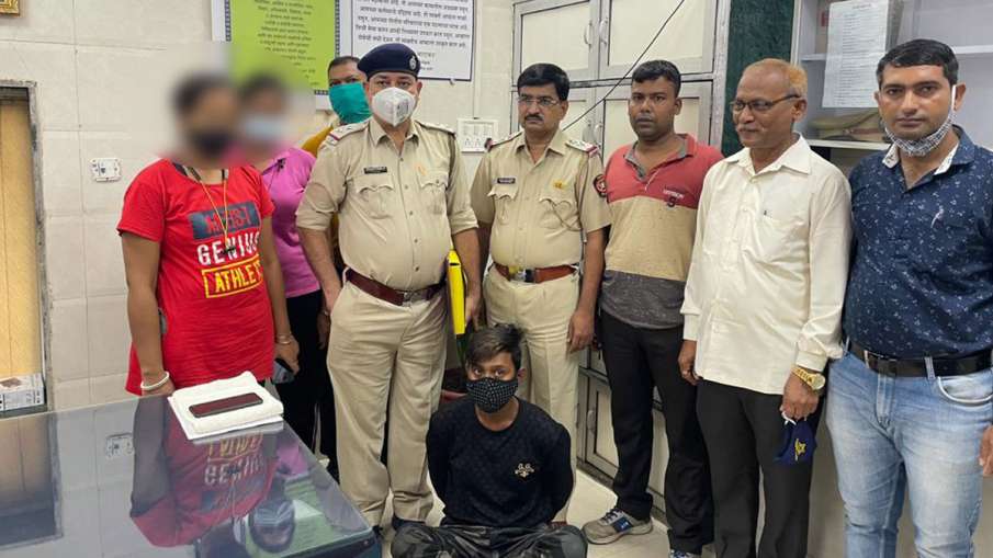 Minor girl smuggled on pretext of meeting Shahrukh Khan rescued by railway police Minor girl smuggled on pretext of meeting Shahrukh Khan rescued by railway police- India TV Hindi