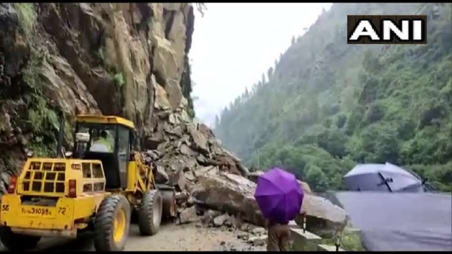उत्तरकाशी में लैंडस्लाइड के चलते गंगोत्री हाईवे को बंद किया गया उत्तरकाशी में लैंडस्लाइड के चलते गंगोत्री हाईवे को बंद किया गया- India TV Hindi