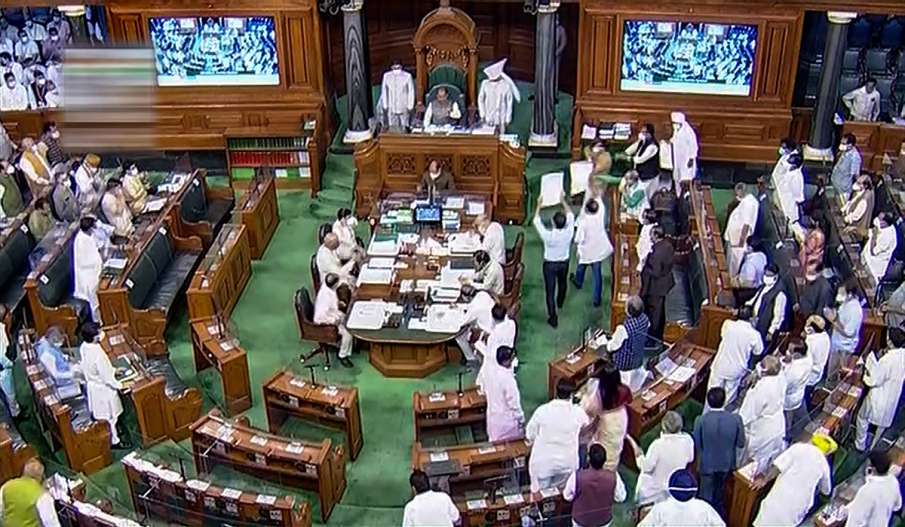 लोकसभा में कांग्रेस सदस्यों के पर्चे उछालने की घटना को लेकर नोकझोंक, कार्यवाही बाधित लोकसभा में कांग्रेस सदस्यों के पर्चे उछालने की घटना को लेकर नोकझोंक, कार्यवाही बाधित - India TV Hindi