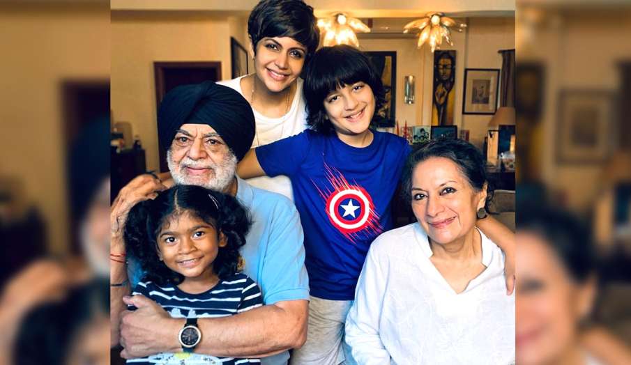 mandira bedi shares picture on instagram with parents and son-daughter says grateful for my family a mandira bedi shares picture on instagram with parents and son-daughter says grateful for my family a- India TV Hindi