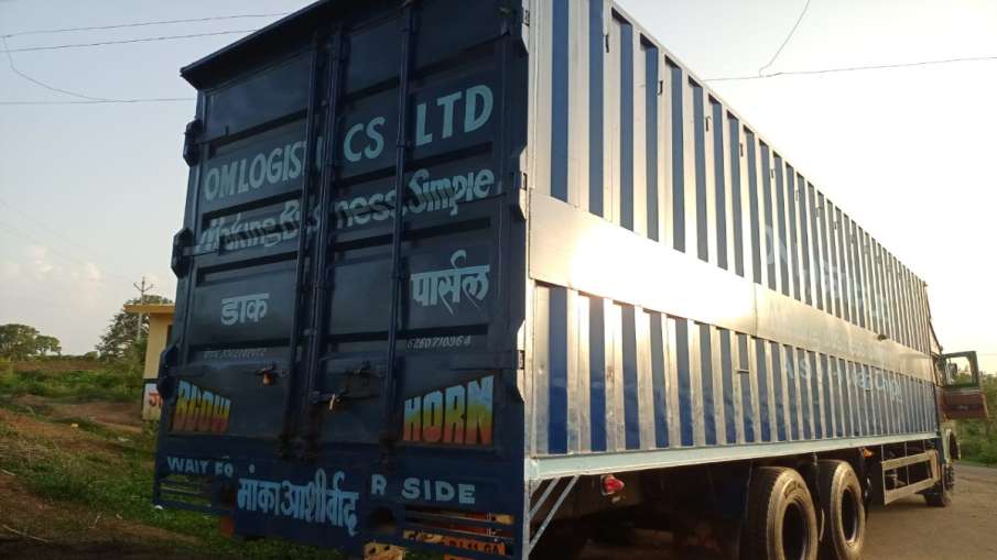 डाक पार्सल के कंटेनर में भरी मिली 70 से ज्यादा गाय, तस्कर फरार डाक पार्सल के कंटेनर में भरी मिली 70 से ज्यादा गाय, तस्कर फरार- India TV Hindi