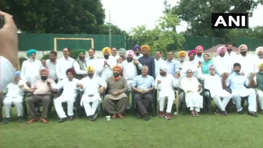 Navjot Singh Sidhu with congress leaders Navjot Singh Sidhu with congress leaders- India TV Hindi