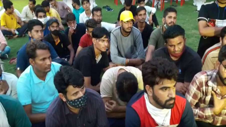 50 Rajasthan students reach Lucknow to meet Priyanka to complain against Gehlot government 50 Rajasthan students reach Lucknow to meet Priyanka to complain against Gehlot government- India TV Hindi