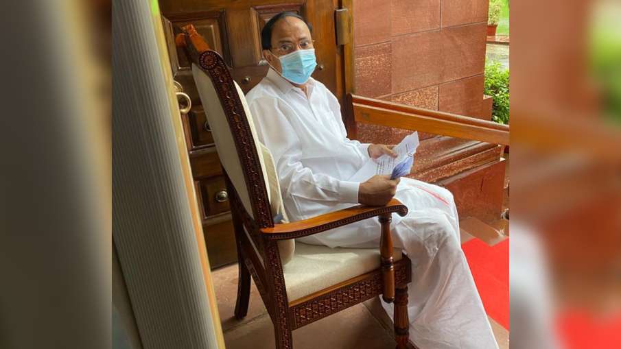 Vice President Venkaiah Naidu seen enjoying rain in Parliament जब बारिश का आनंद लेते दिखे उपराष्ट्रप Vice President Venkaiah Naidu seen enjoying rain in Parliament जब बारिश का आनंद लेते दिखे उपराष्ट्रप- India TV Hindi
