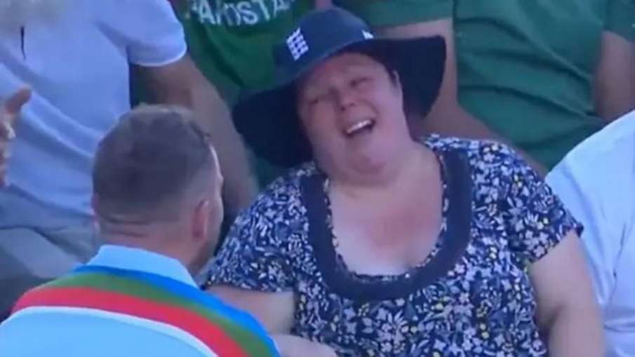 ENG vs PAK: Cricket Fan Proposes To Girlfriend During... ENG vs PAK: Cricket Fan Proposes To Girlfriend During...- India TV Hindi